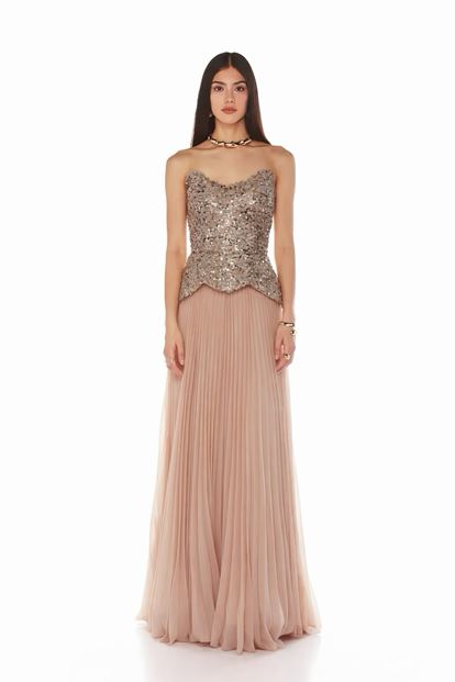 فستان سهرة مزين بتفاصيل بيبلوم وردية اللون مزينة بالترتر